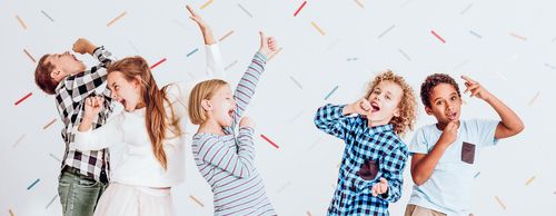 groep zingende en spelende kinderen