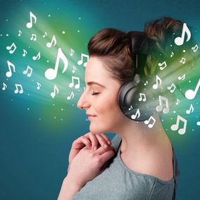 vrouw luisterd naar muziek